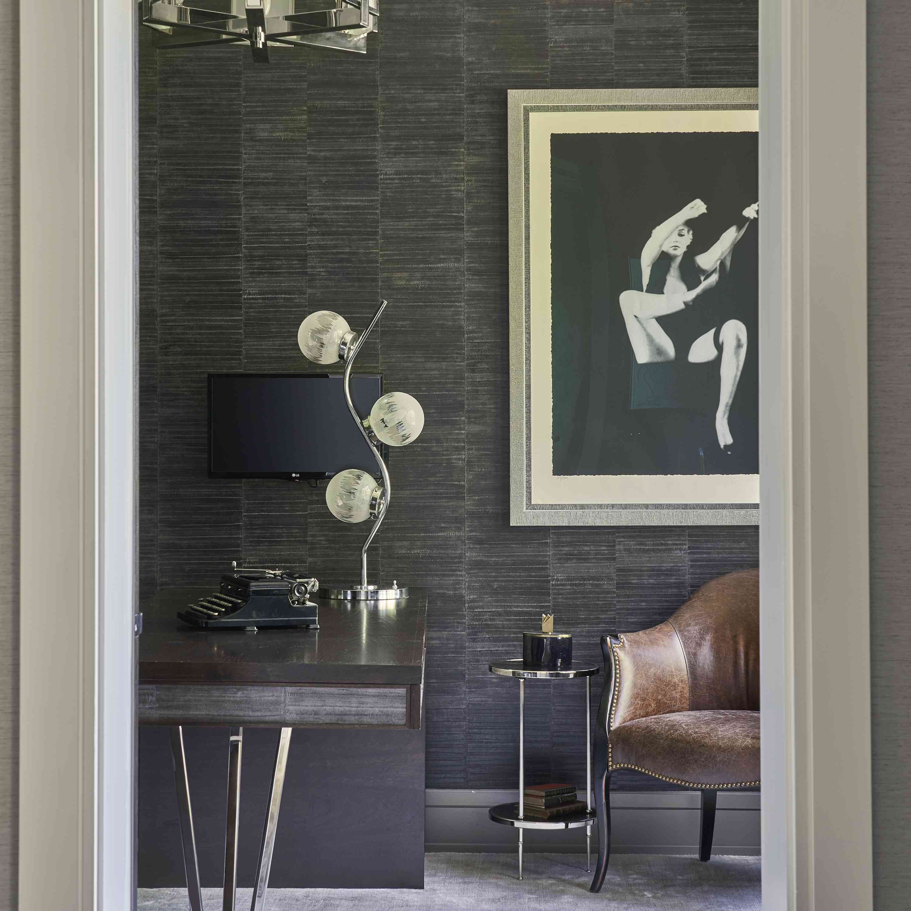 黑色和白色的办公室。