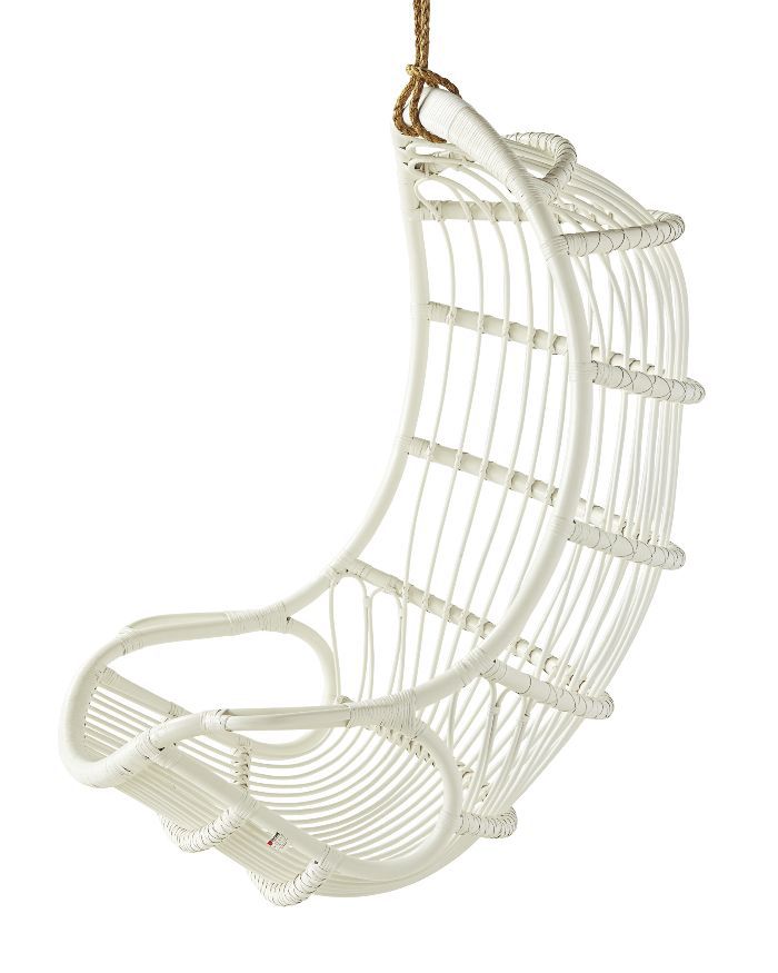 瑟琳娜和莉莉挂着藤椅