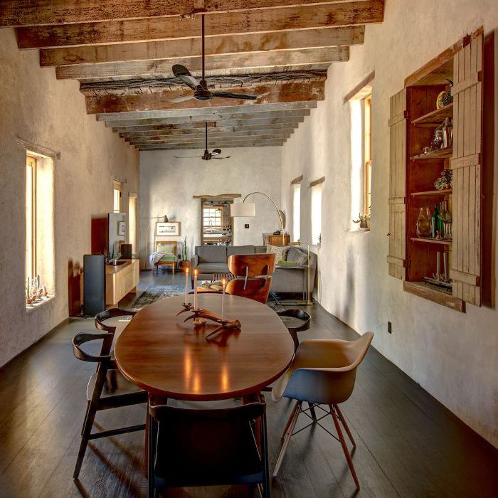 组合客厅/餐厅在黛安·基顿的图森家。