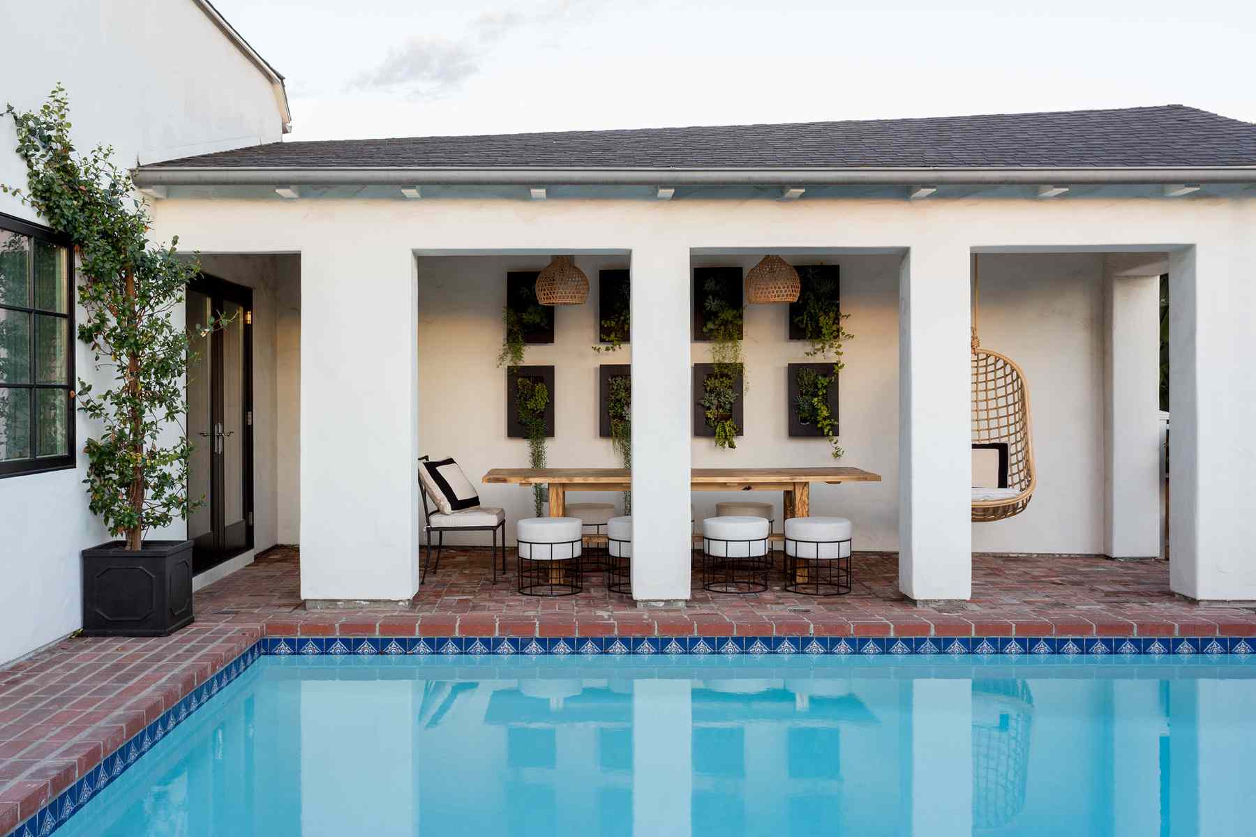 室外游泳池区域，墙上有植物。