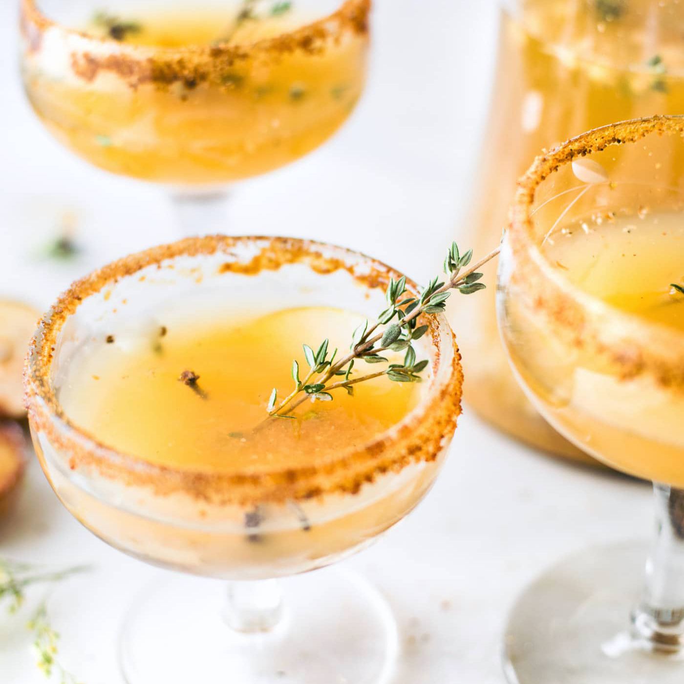 在轿跑杯的鸡尾酒用草本装饰。