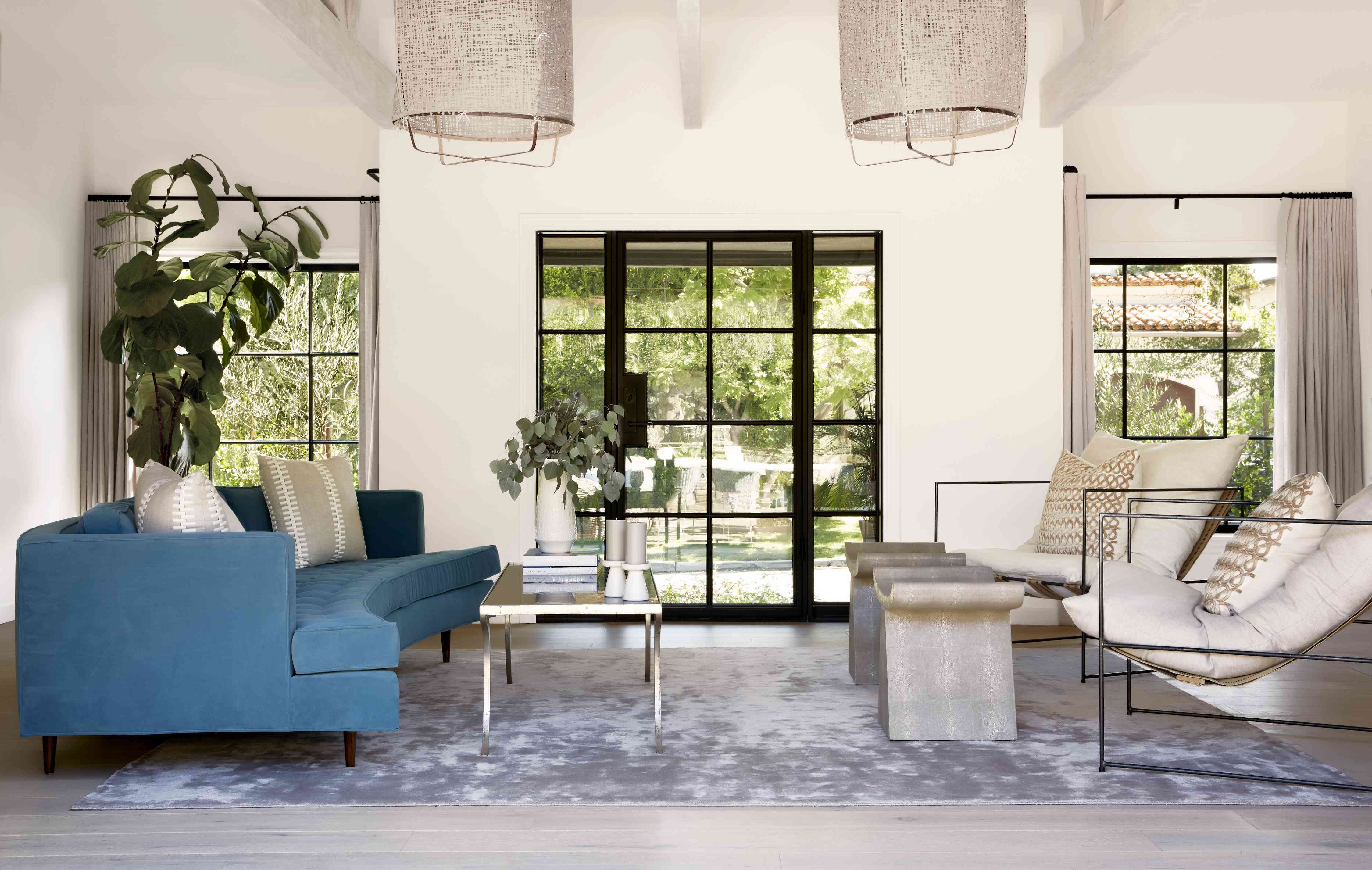 带有大窗户的现代生活空间。