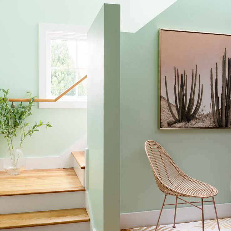 带有浅绿色墙壁的楼梯