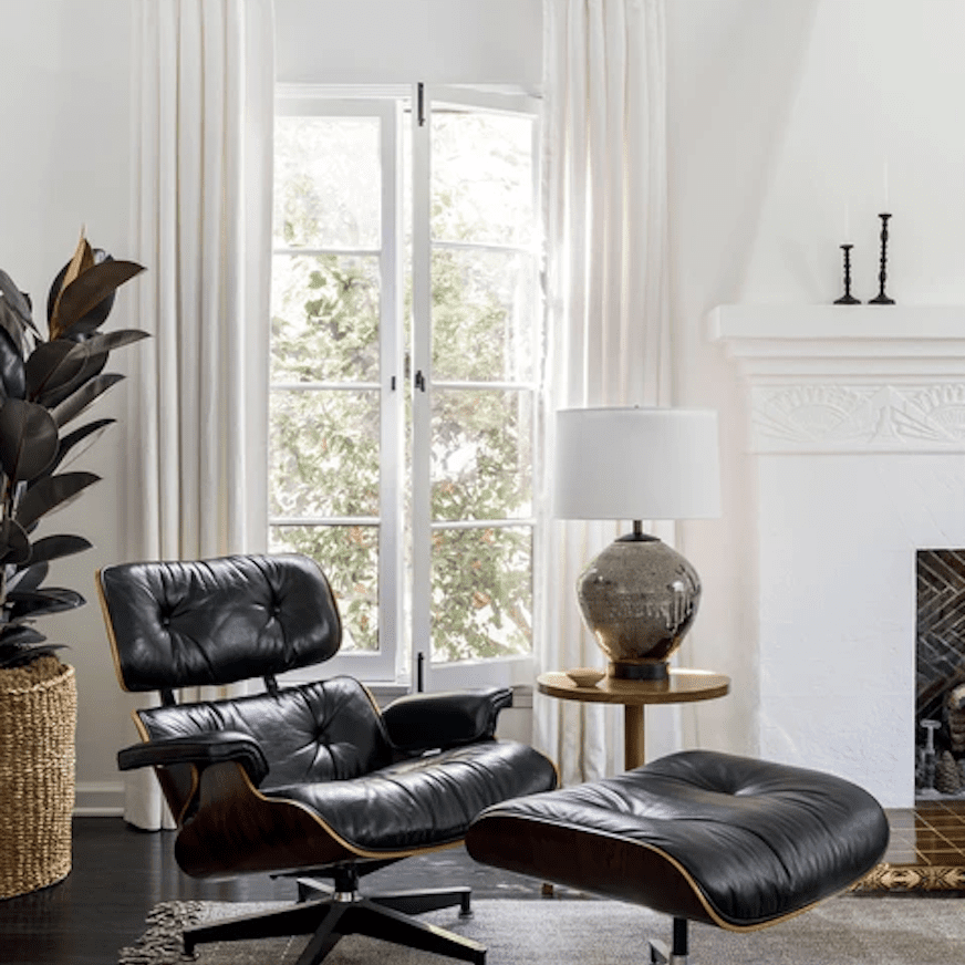 客厅配有Eames休息室椅子和奥斯曼“class=