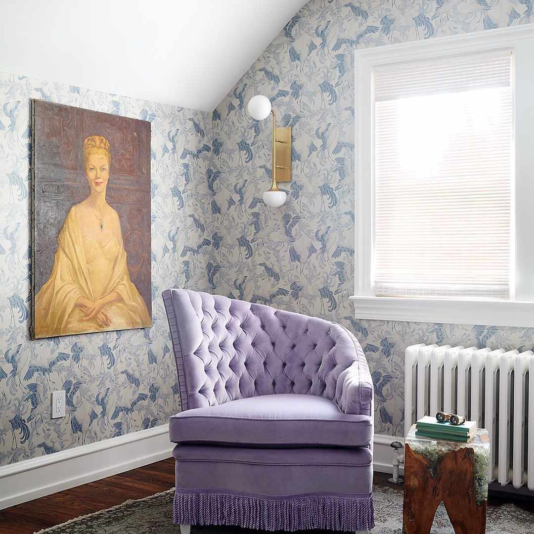 Regency灵感读取与蓝色花卉墙纸和紫色椅子的角落
