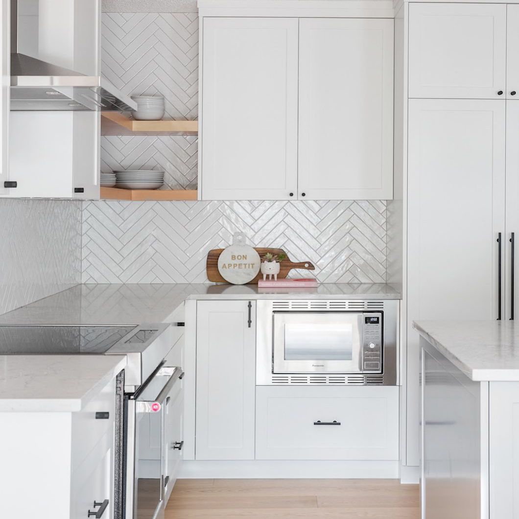 白色和不锈钢器具