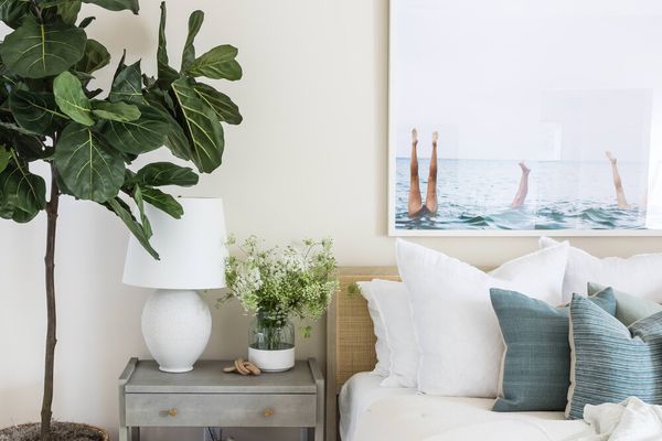 一间卧室装满了白色，米色和蓝色现代沿海装饰