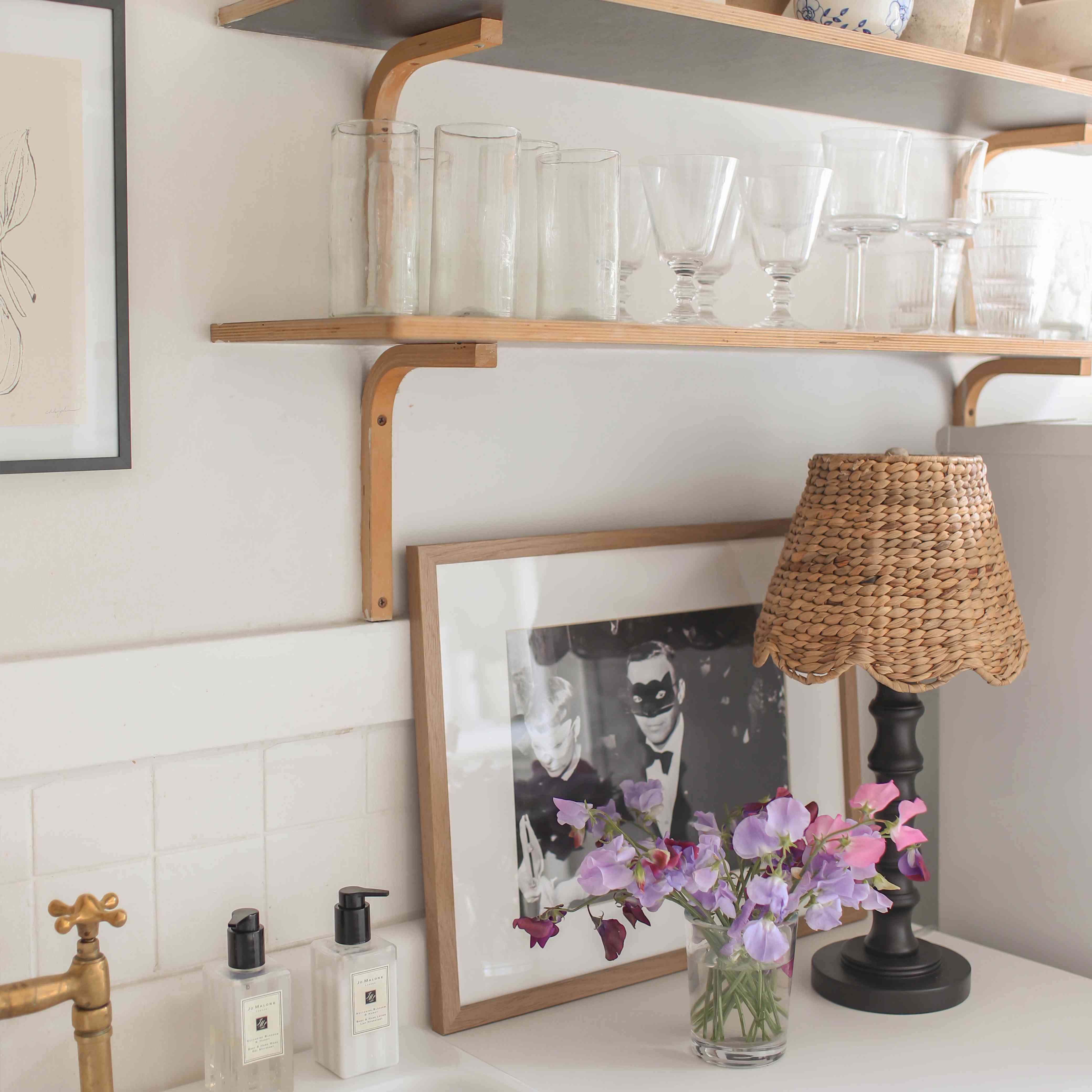 在厨房开放搁板