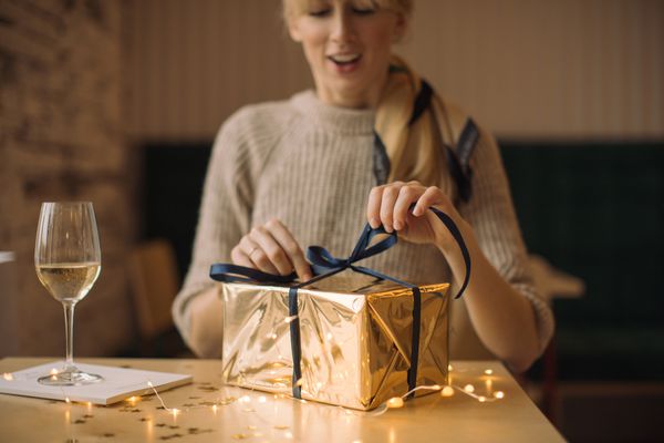 女人开幕生日礼物
