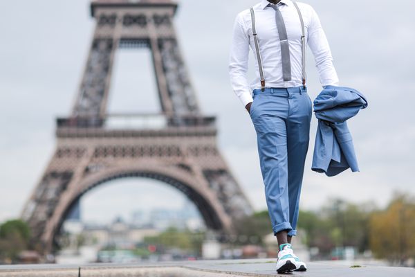 男人走与艾菲尔铁塔