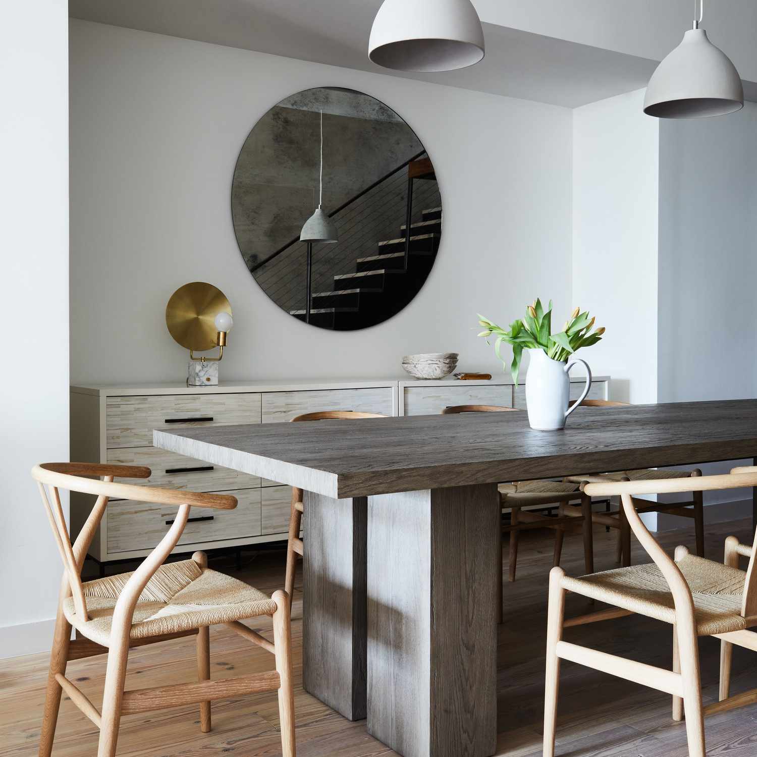 历史WILLBONE椅子 -  2吨WIPHBONE椅子在木餐桌周围