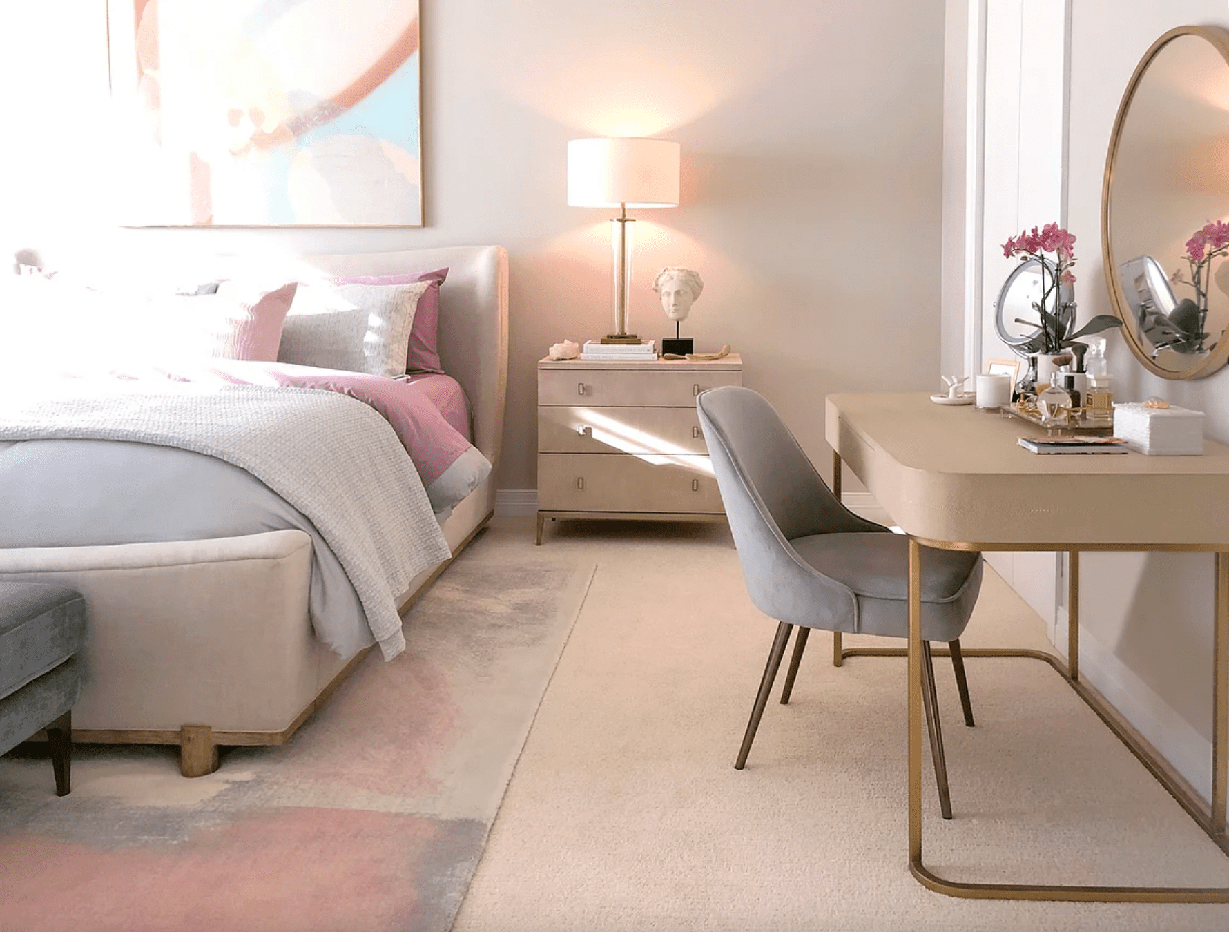 粉红色和白色的大卧室