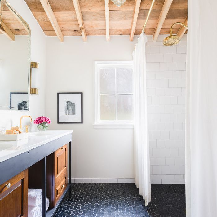 有一个滚动块的浴室