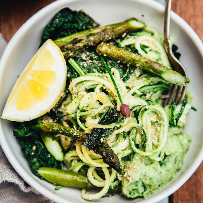 奶油西葫芦面配白扁豆葱酱