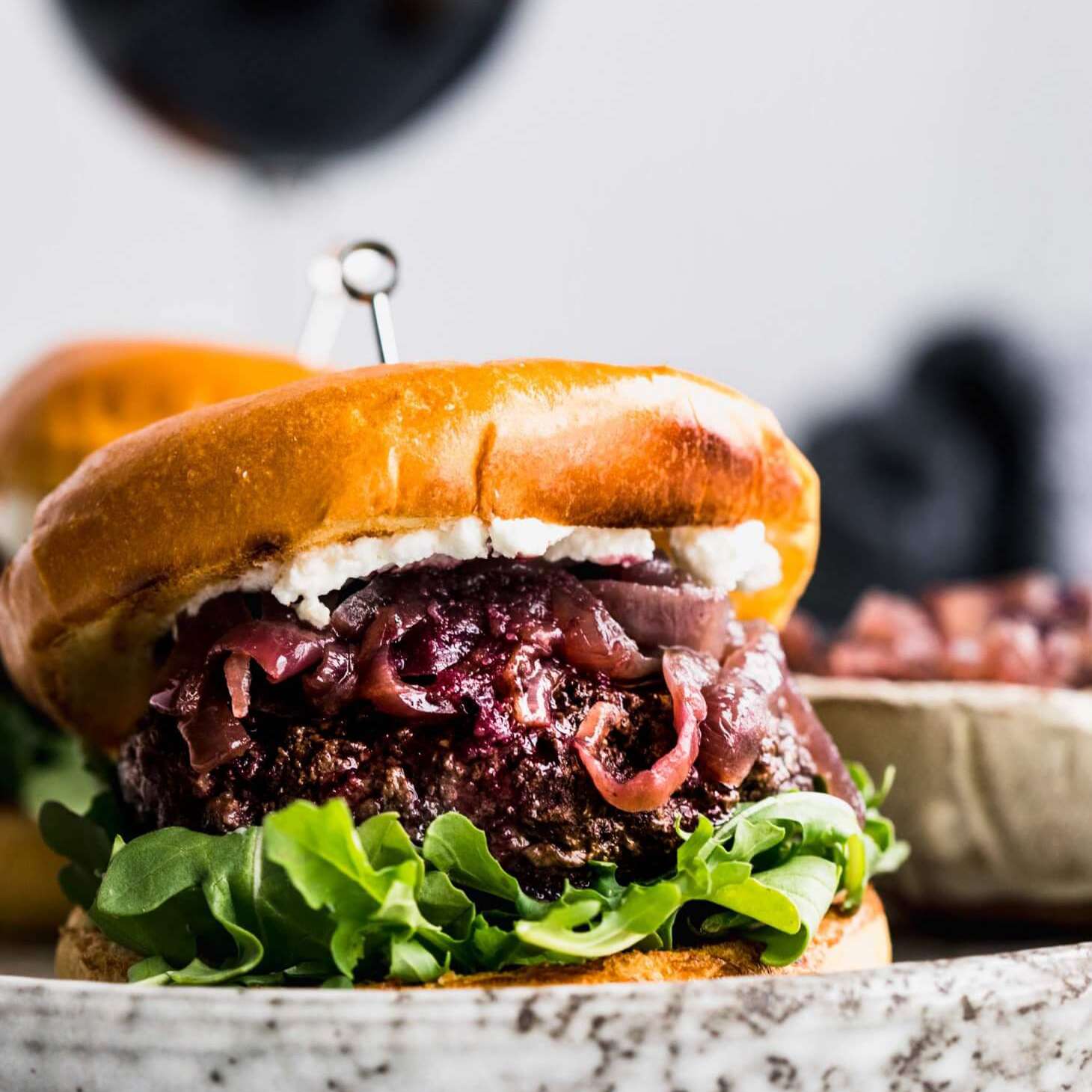 红酒羊肉汉堡配羊奶酪和焦糖洋葱