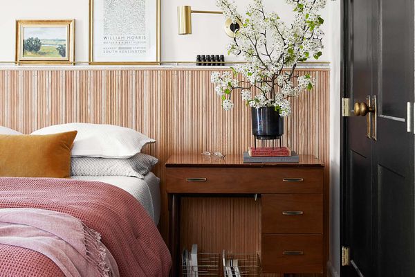 混合木材色调的现代卧室