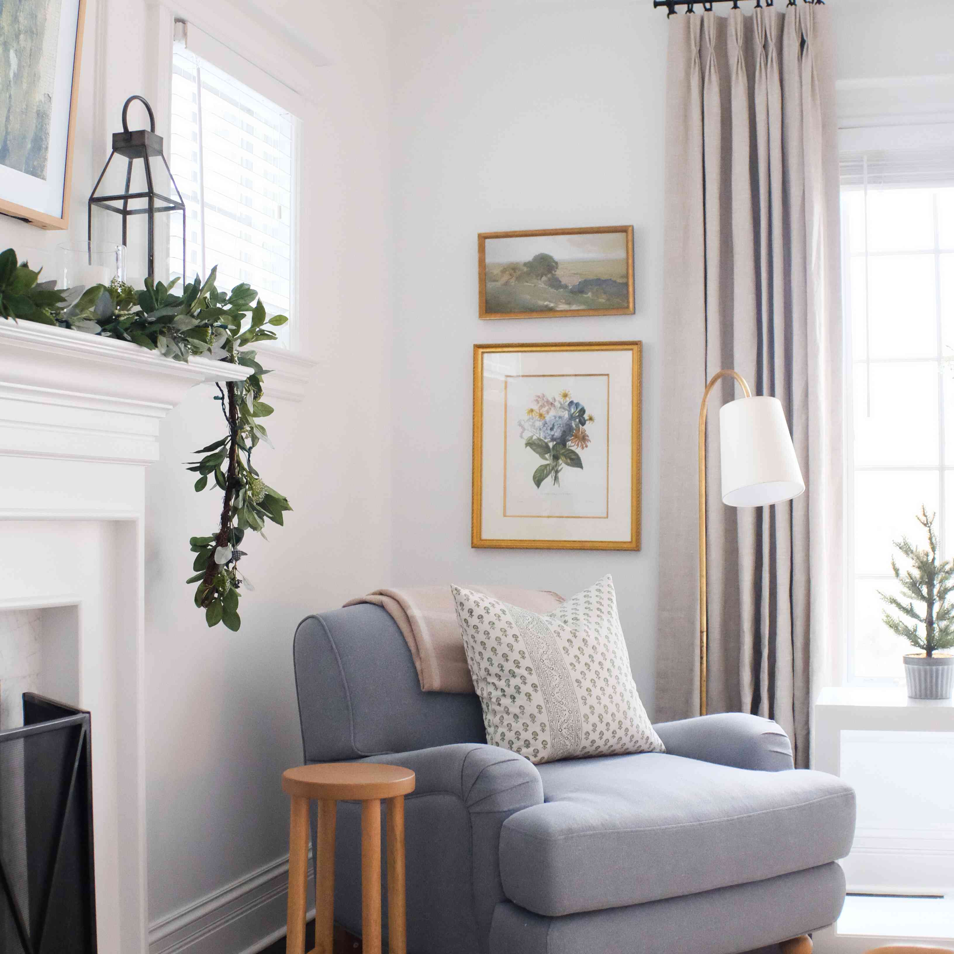 客厅里的灰色椅子。