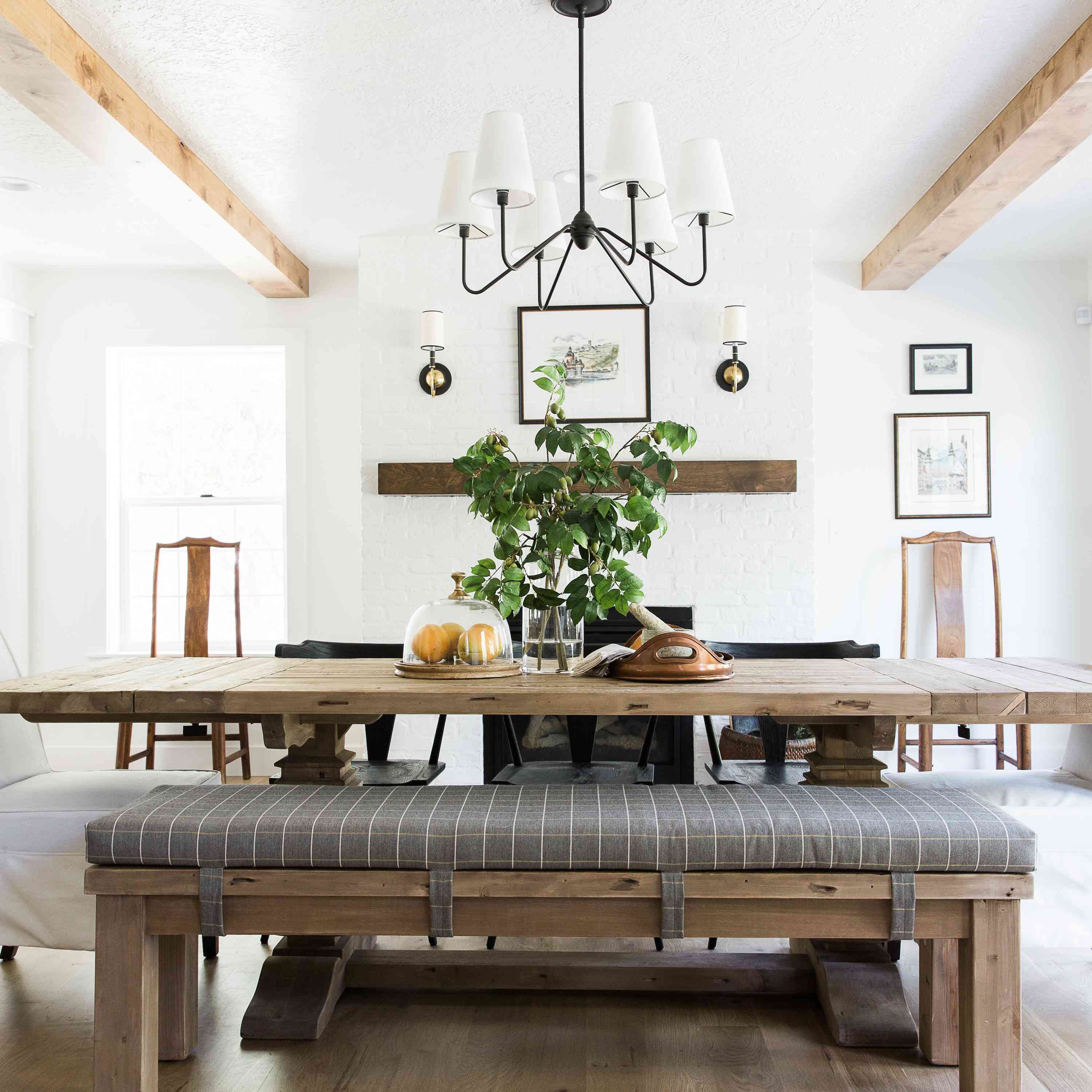 用餐室设置与桌子和长凳。