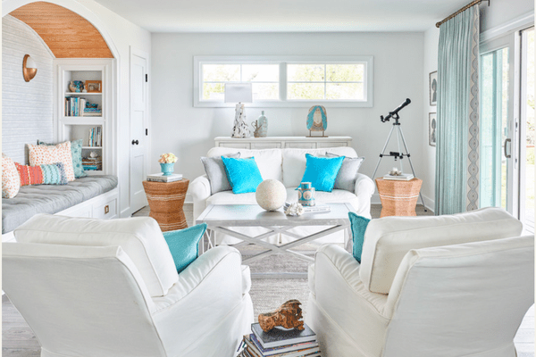 沿海客厅与白色沙发和扶手椅。