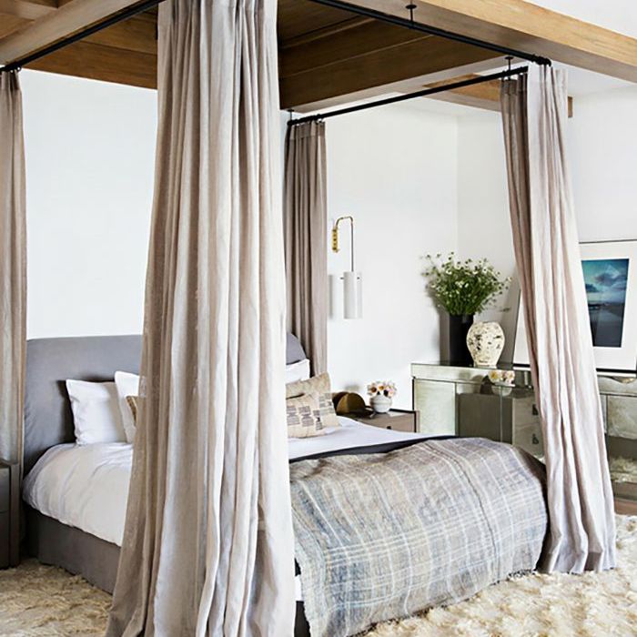 选择一个面积地毯尺寸：带帘子的床和地毯的卧室