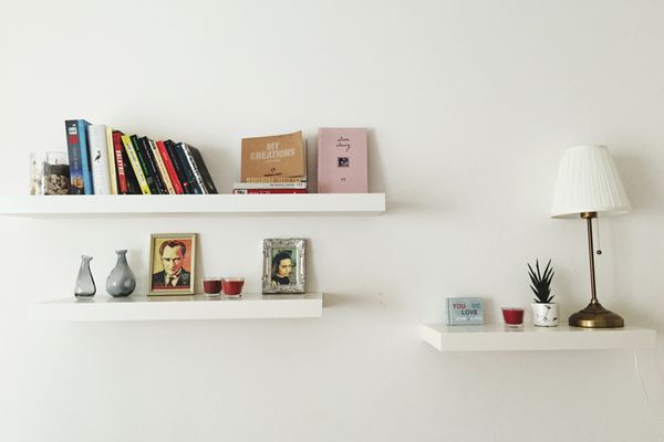 有书架的白色墙壁