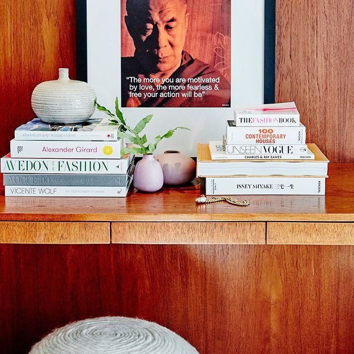 旁边的桌子上放着艺术书籍