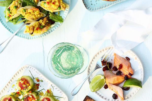 桌子充满了健康的小吃