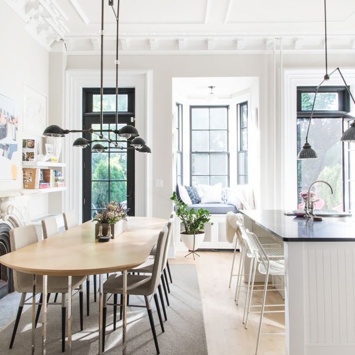 开放式餐厅和厨房区域“class=