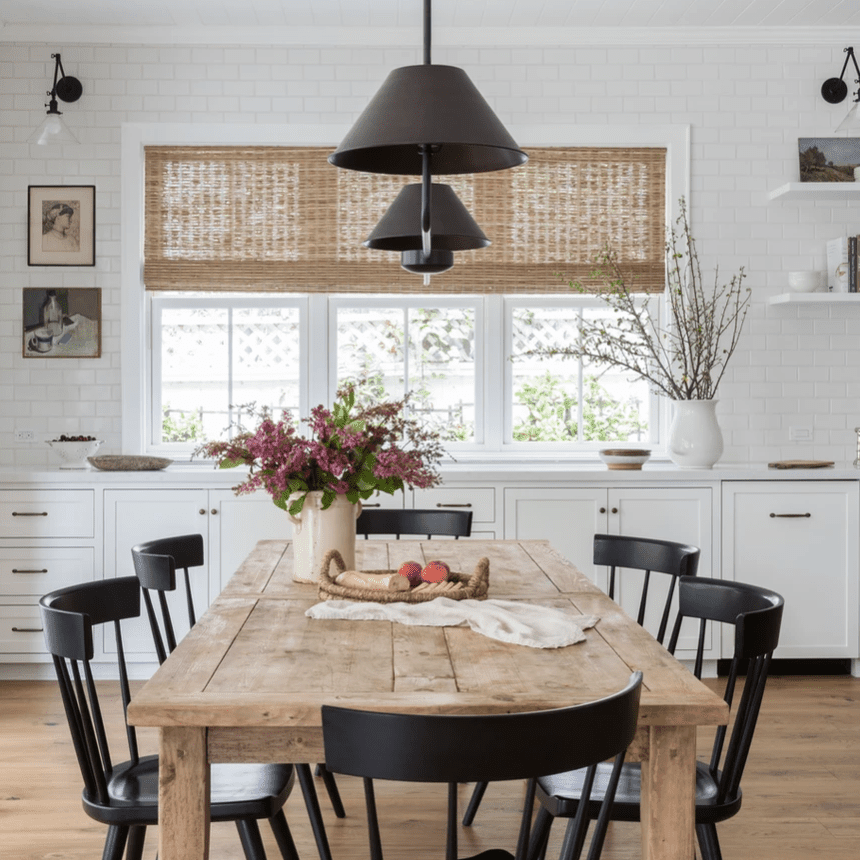 上面有一篮子零食的餐桌