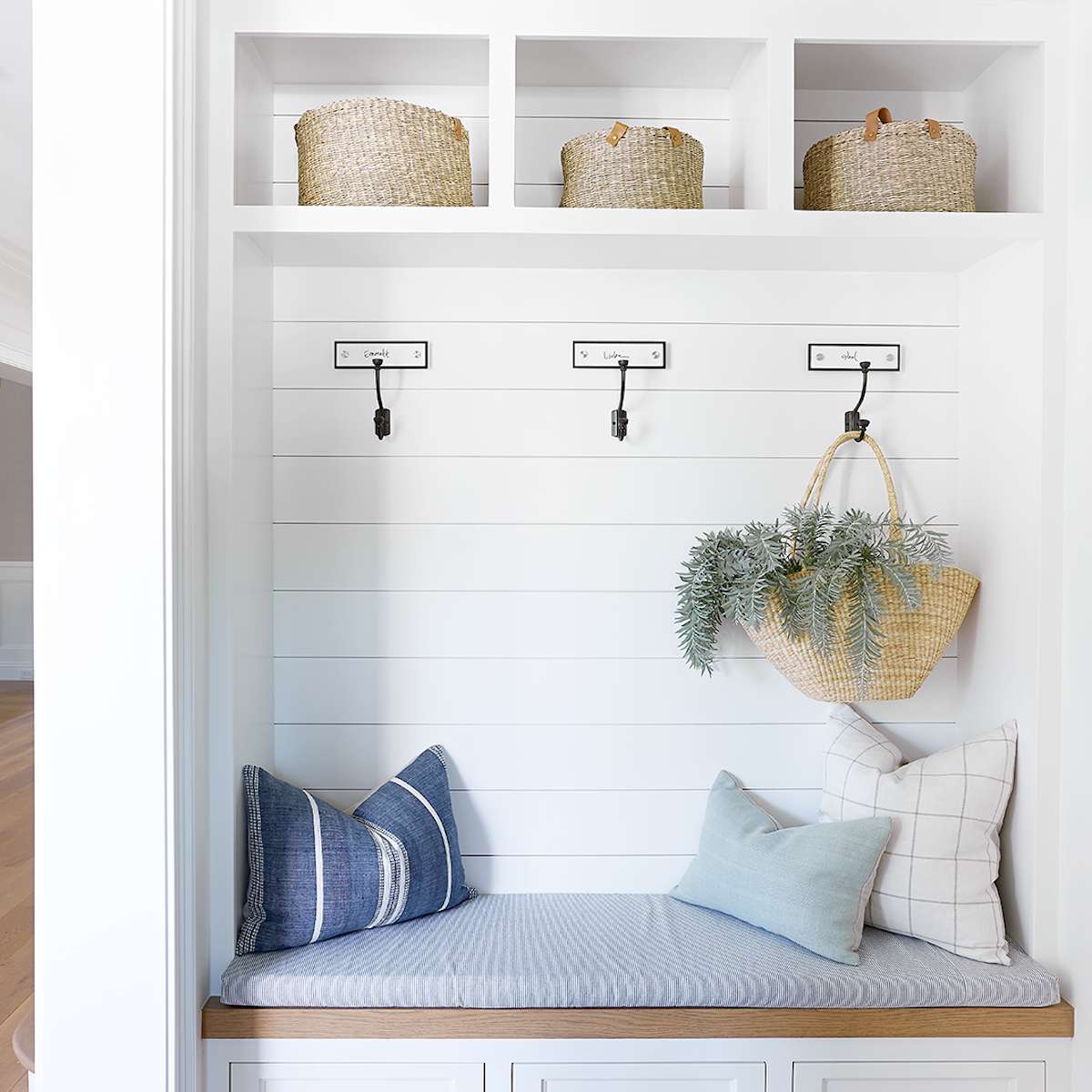 一间全白的储藏室，里面有衣架、抽屉和小隔间