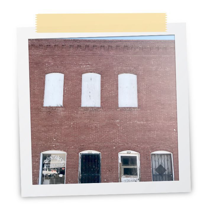 一座毫无特色的砖砌建筑有一个属于理发店的店面