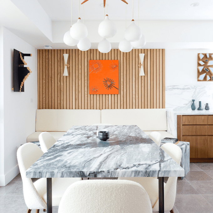 餐厅里装饰着几件艺术品，它们被挂在不同的高度