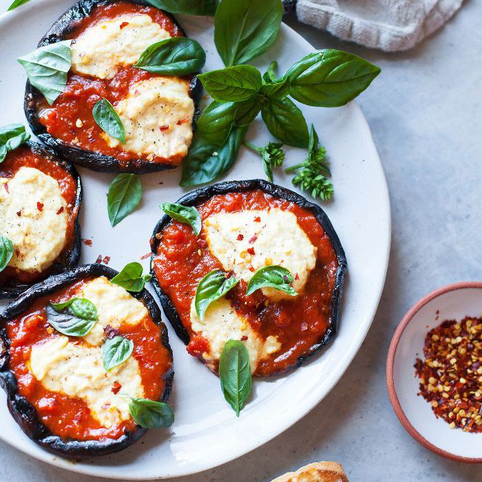 烤披萨Portobellos腰果芝士素食褐蘑菇食谱