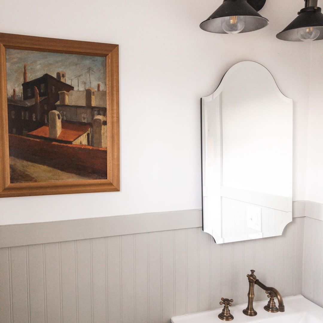 有葡萄酒艺术的舷梯卫生间。