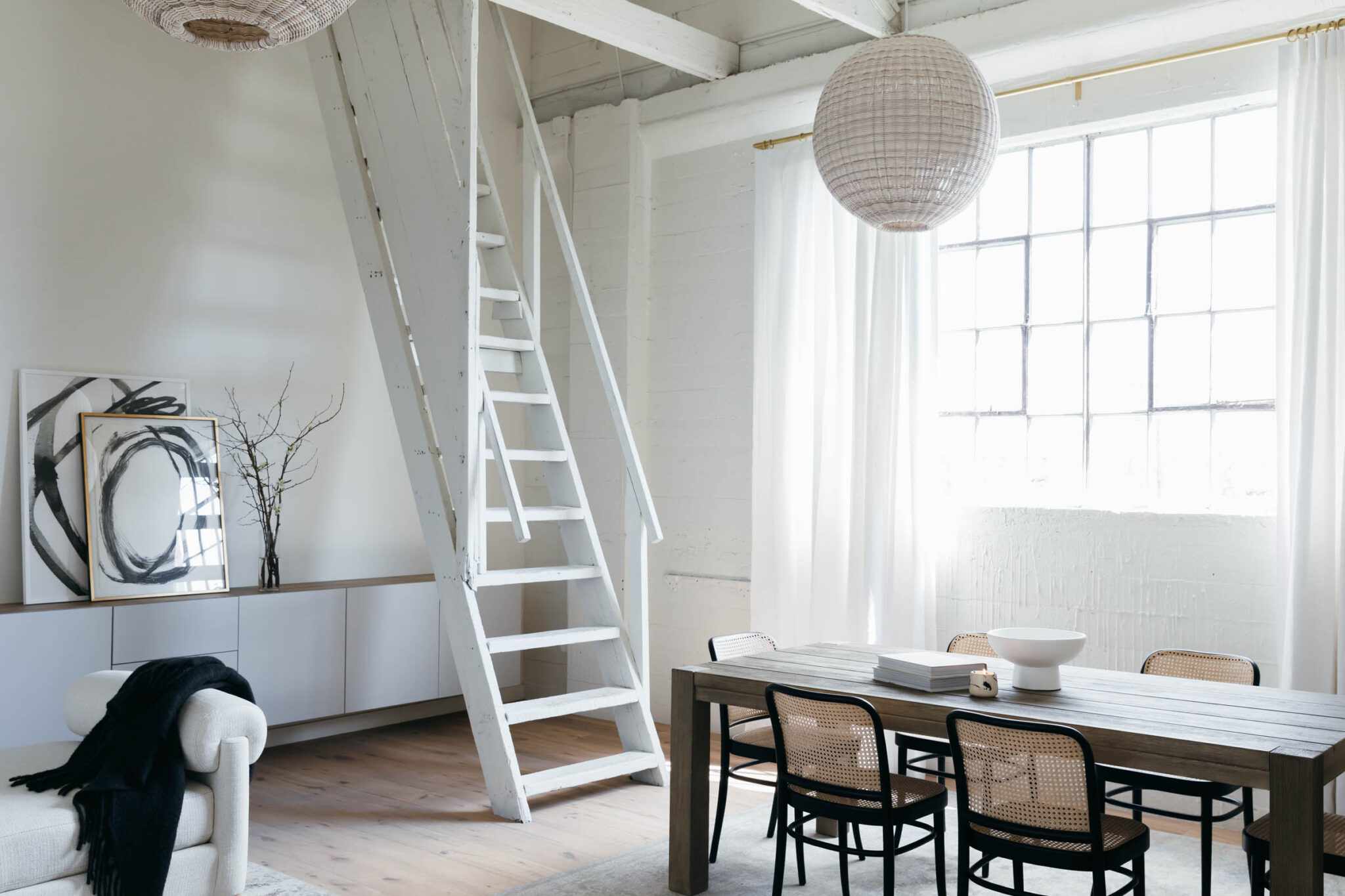 工业生活空间与透明窗帘。