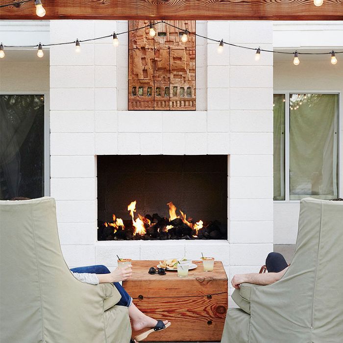 一对夫妇坐在壁炉前