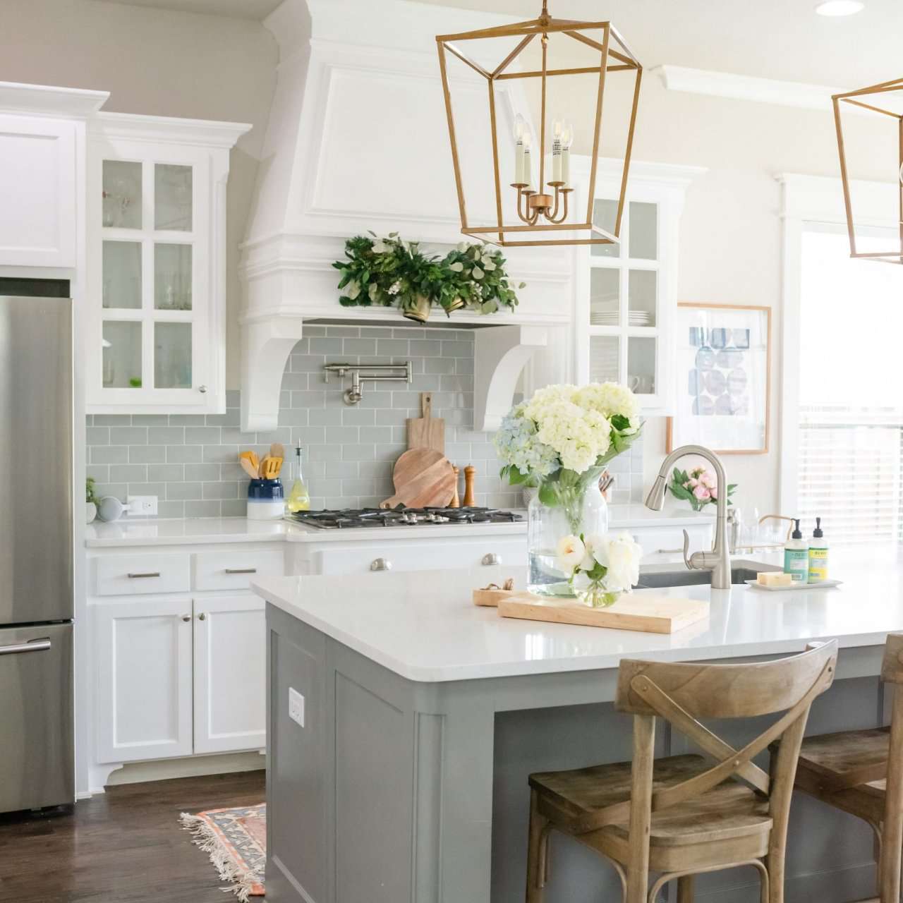 传统厨房有超大的黄铜灯笼吊坠在岛上