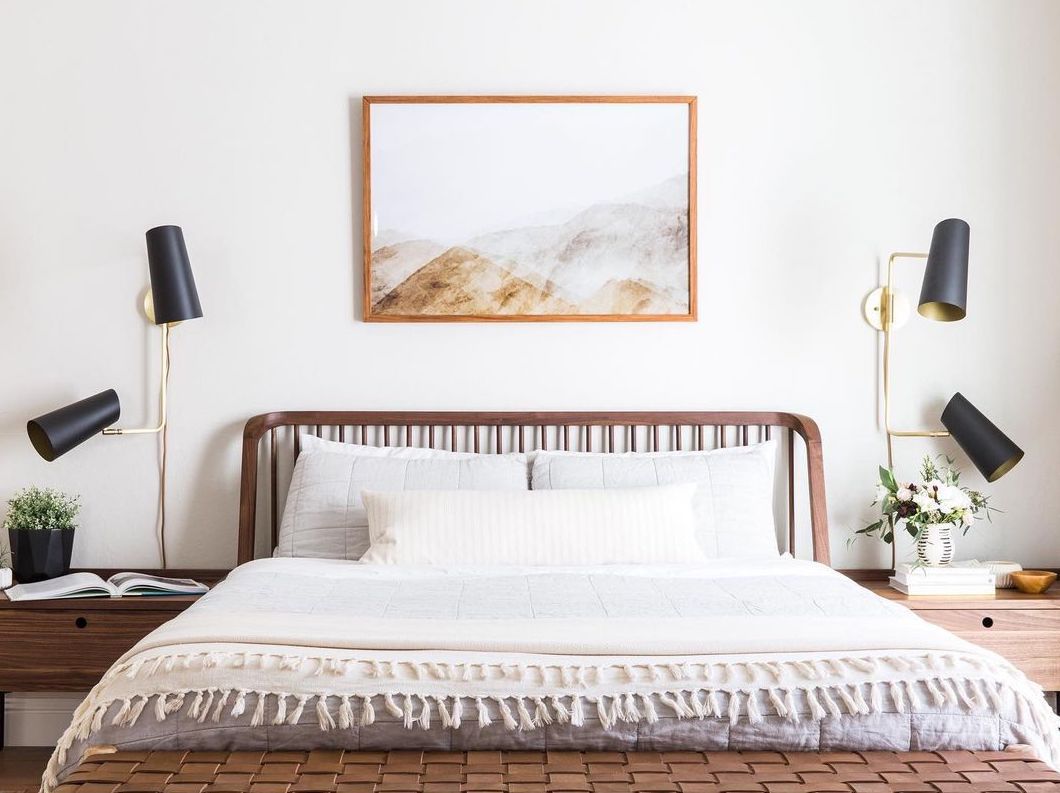 卧室里有一件很大的艺术品