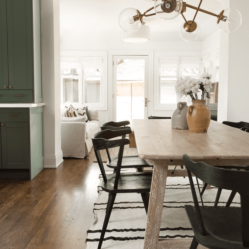 厨房桌子，上面有灯具