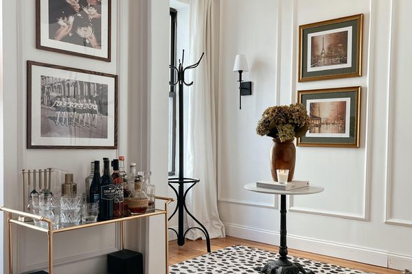 前面入口的大理石小酒馆桌子。