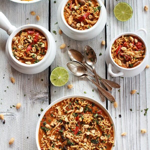 泰国花生鸡肉和拉面汤