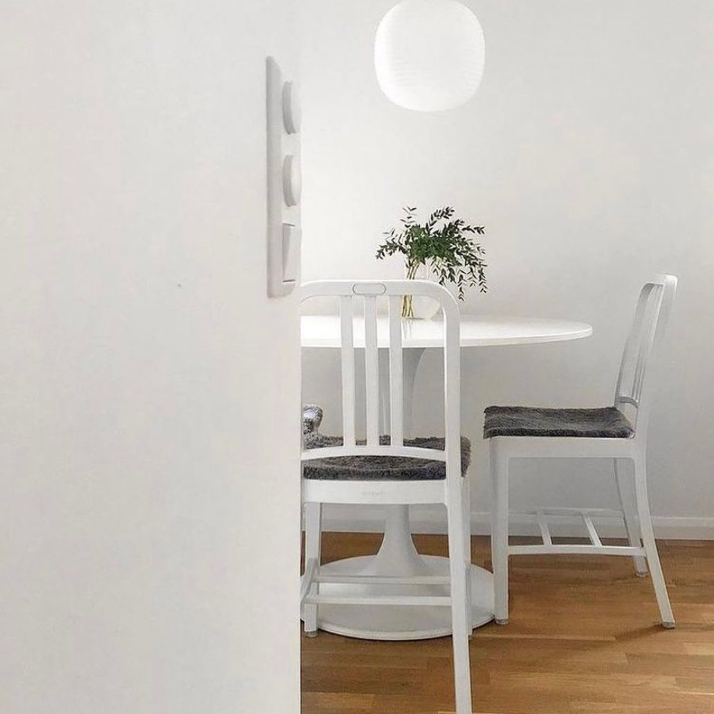 海军椅子在餐厅“class=