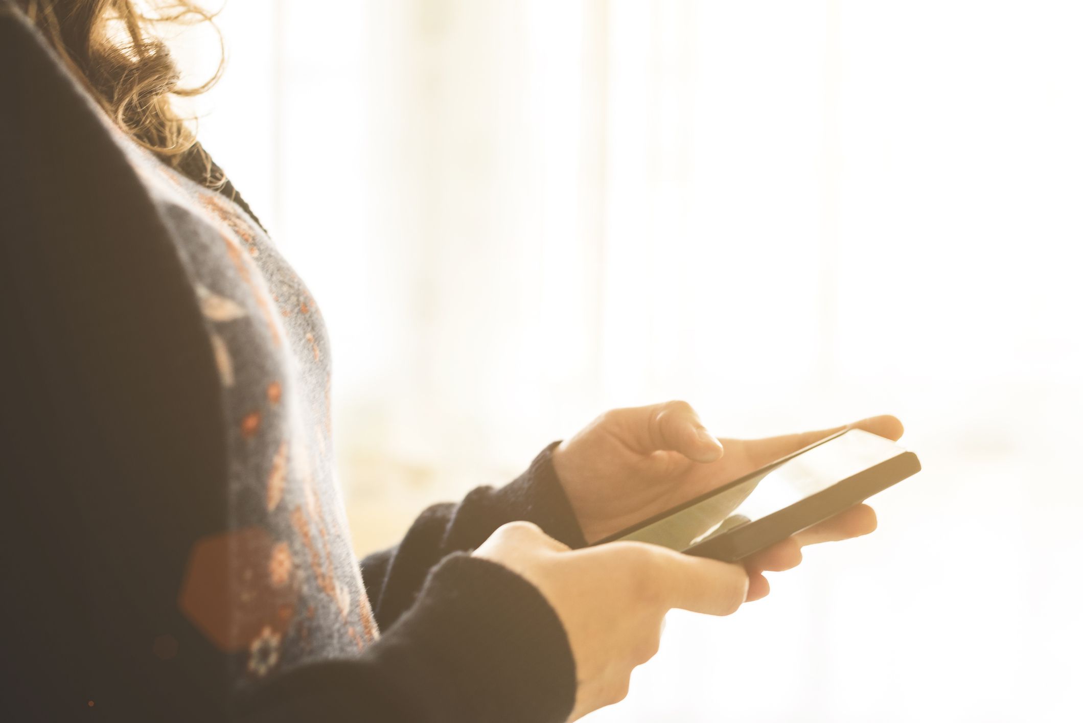 手机上打字的人