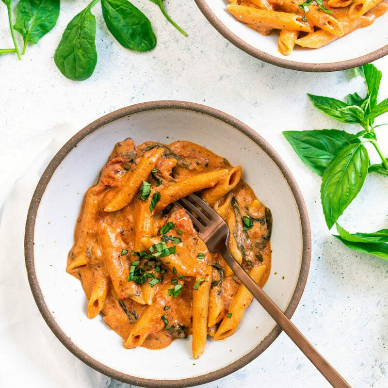 奶油即时锅面条与新鲜罗勒