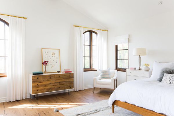 中性卧室的白色窗户处理。