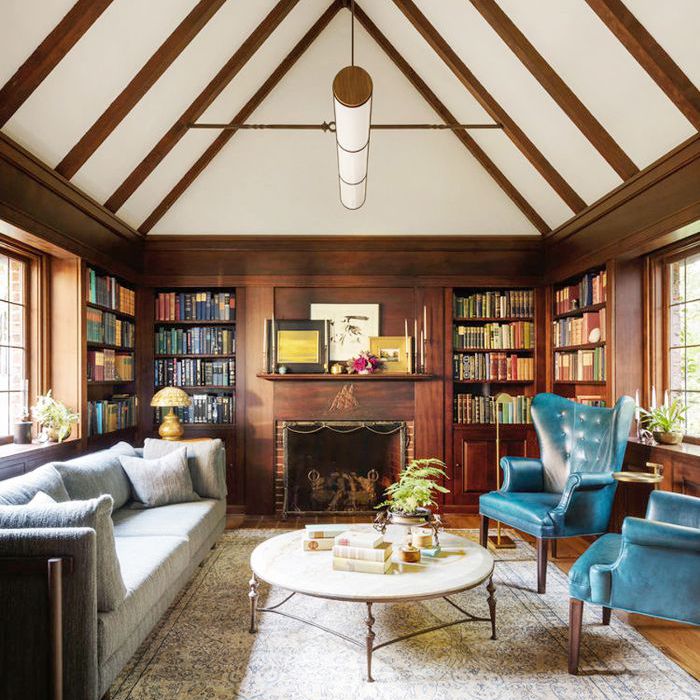 有拱形天花板的起居室