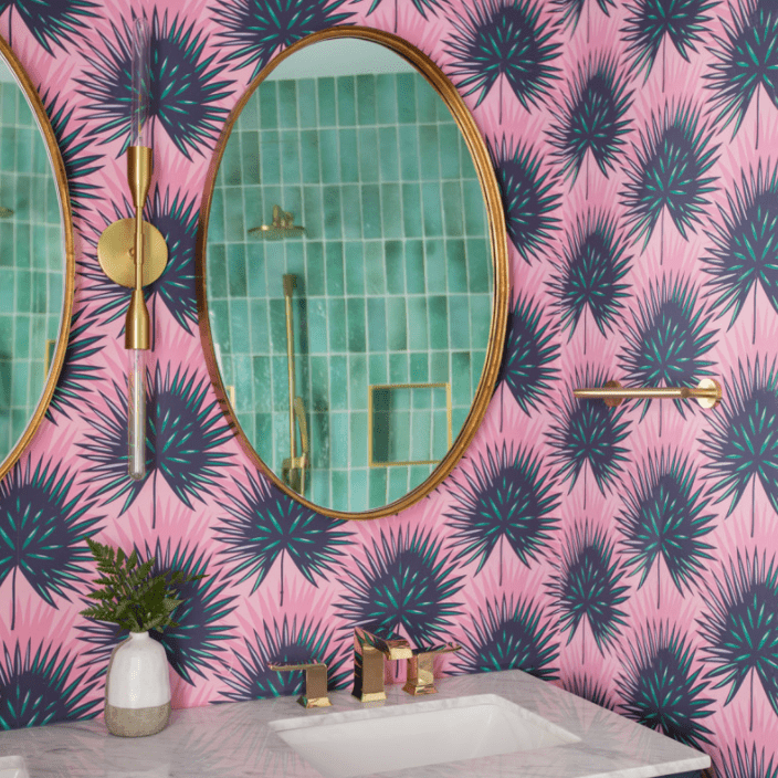 粉末室衬有大胆的粉红色印花壁纸