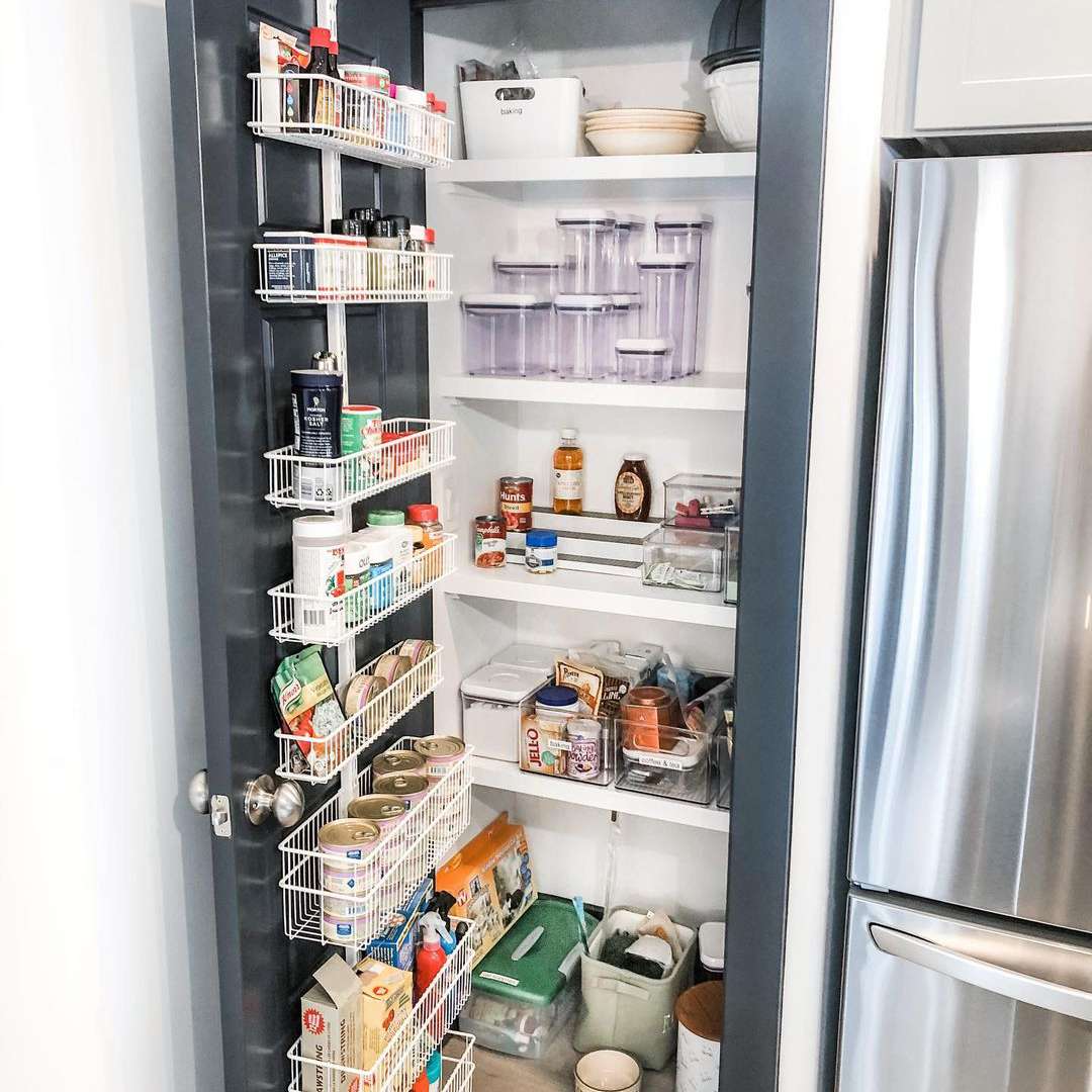 带门管理器的餐具室