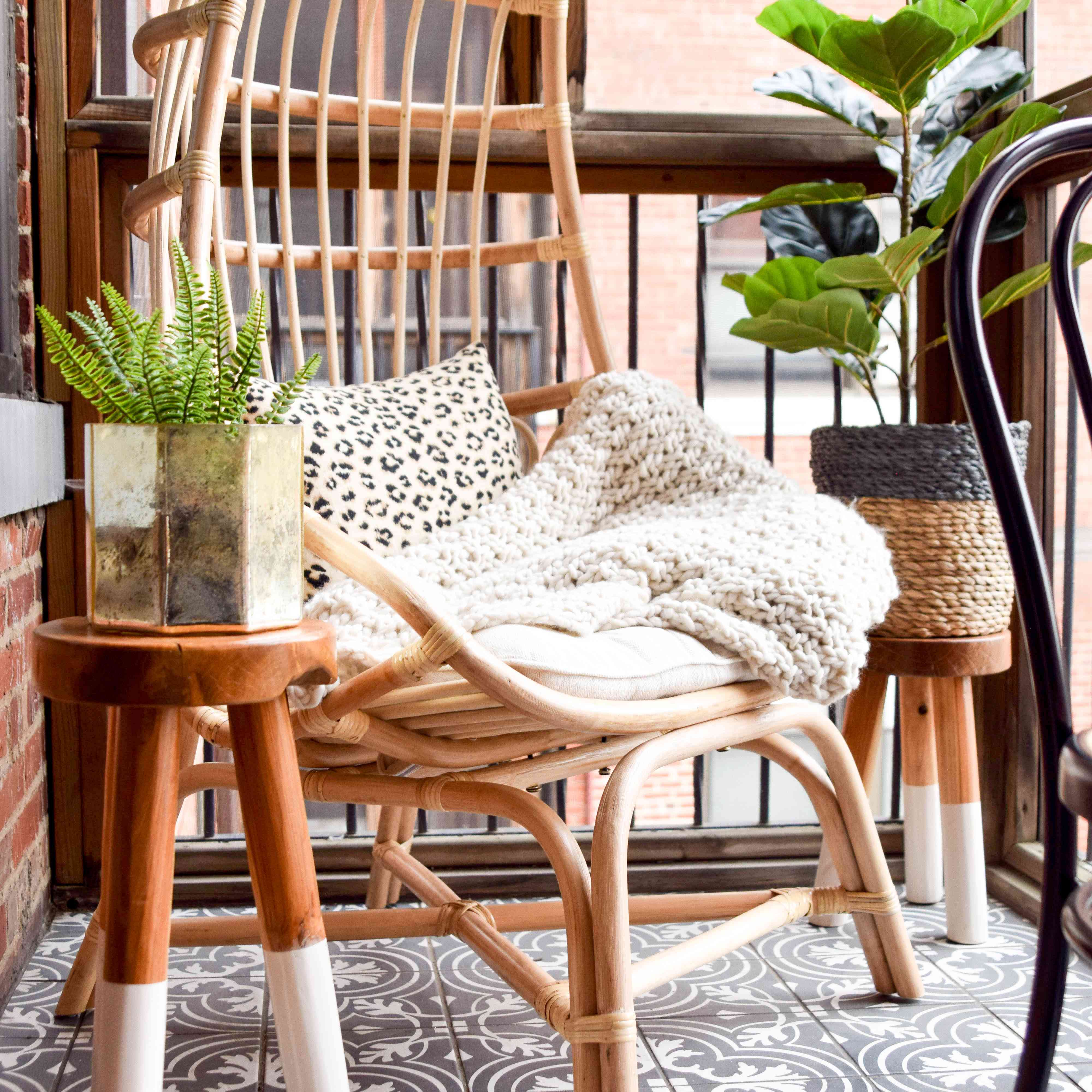 阳台上的凳子和蛋椅。