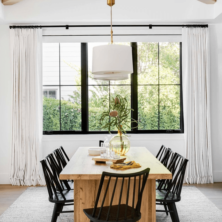 木餐桌桌上与大黄色花瓶上它